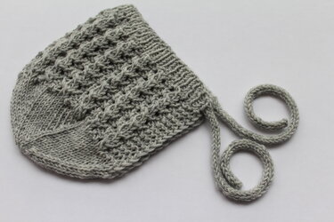 Gestrickte graue Babymütze mit texturiertem Muster und Bindebändern
