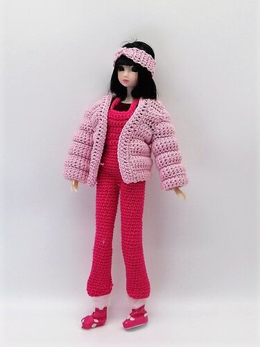Häkelpuppenoutfit mit Jacke, Overall und Stirnband in zwei Rosatönen