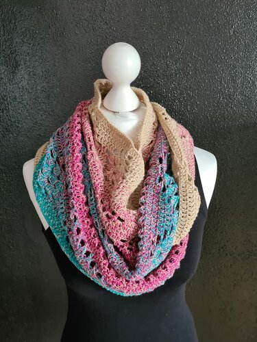 Gehäkelter Loop-Schal in Pink, Türkis und Beige auf einer Schaufensterpuppe