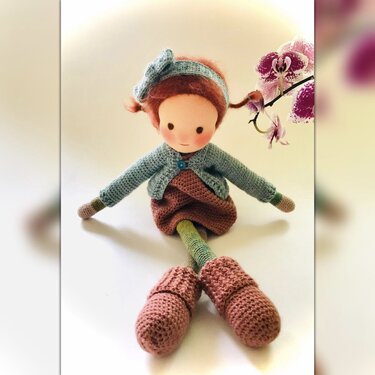Amigurumi-Puppe mit Jacke, Stirnband und gehäkelten Schuhen als Musterreferenz