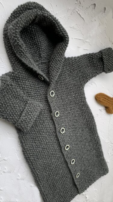 Gestrickter dunkelgrauer Babyschlafsack mit Kapuze und Knopfleiste