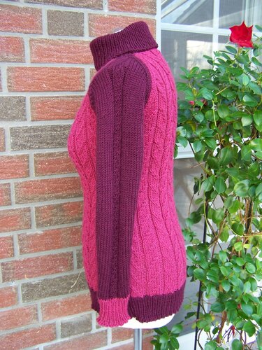 Zweifarbiger Damen-Rollkragenpullover in Pink und Bordeaux mit Zopfmuster