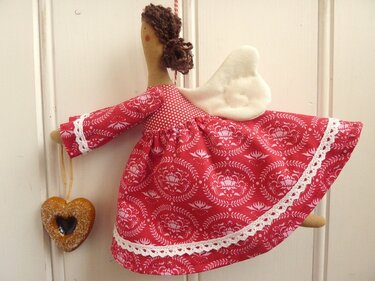 Stoffengel im roten Musterkleid mit weißen Flügeln und Herzanhänger