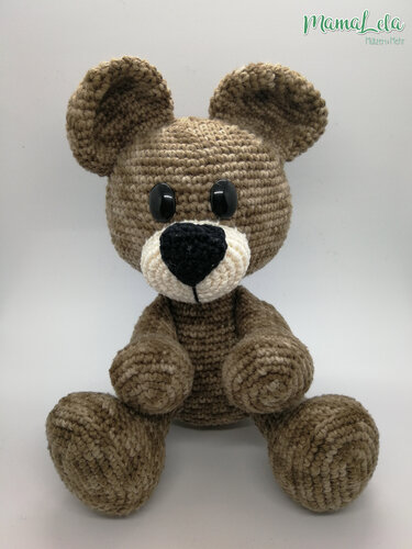 Vorderansicht eines gehäkelten Amigurumi-Teddybären mit deutlichen Proportionen von Kopf, Ohren und Pfoten