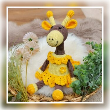 Nahaufnahme einer gehäkelten Amigurumi-Giraffe in Braun und Gelb mit verspieltem gelbem Kleid