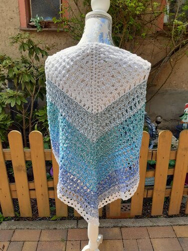 Mannequin mit gehäkeltem Dreiecktuch in Weiß, Grau, Türkis und Blau