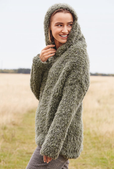 Häkelanleitung: Knooking: Die Technik macht den Kapuzen-Pulli kuschlig warm