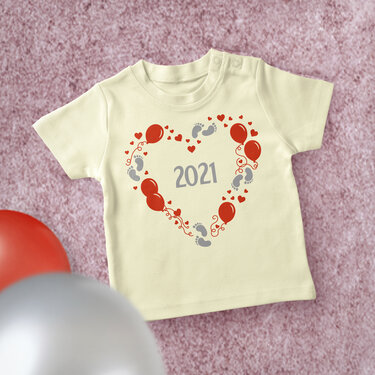 Hellgelbes Baby-T-Shirt mit herzförmigem Motiv aus roten Ballons, grauen Fußabdrücken und der Zahl 2021