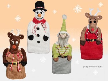 Vier gehäkelte Flaschenhüllen: Schneemann mit Zylinder, Wichtel mit grüner Mütze und Brille sowie zwei Rentiere. Schneeflocken als Hintergrunddekor.