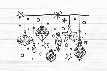 Minimalistisches Schwarzweißmotiv hängender Weihnachtsanhänger, Kugeln und Sterne auf hellem Holz