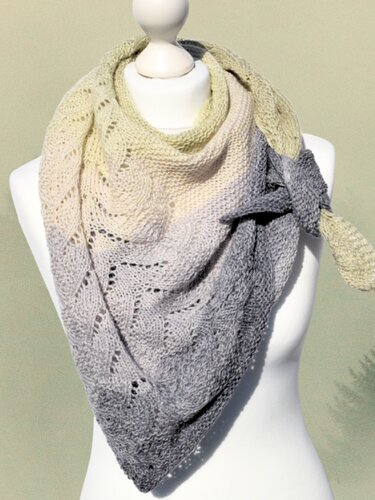 Gestricktes Dreieckstuch in Creme und Grau mit Farbverlauf und Lochmuster auf weißer Büste.