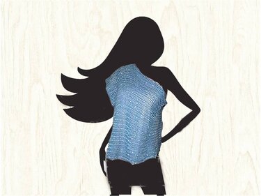 Silhouette mit hellblauem Ein-Schulter-Häkel-Top und sichtbarer Maschenstruktur