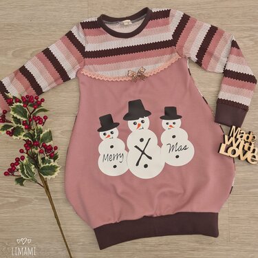 Rosa Kinderkleid mit gestreiften Ärmeln und drei stilisierten Schneemännern mit Hüten und Schriftzug 'Merry X Mas'