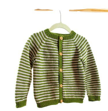 Gestrickte Kinderjacke mit grün-weißen Streifen, Knopfleiste und Bündchen