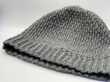 Gehäkelte graue Mütze mit dichtem Maschenbild und breitem Rippenbündchen