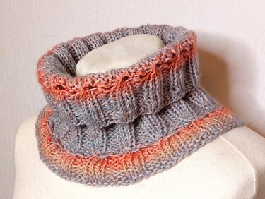 Gestrickter Kragenschal in Grau mit orangefarbener Kante und Rippenmuster