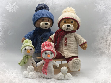Gehäkelte Amigurumi: zwei Teddybären in winterlichen Mänteln und zwei kleine Schneemänner mit Mützen und Schals