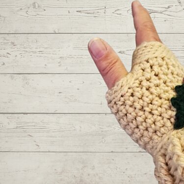 Pattern Holly and Berries Fingerless Gloves - Crochet