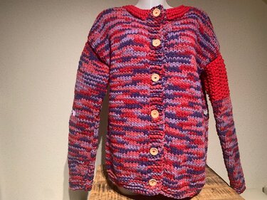 Gestrickte Damenjacke in Rot- und Lilatönen mit Holzknöpfen