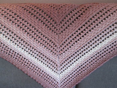 Detail der Häkelstruktur eines Dreieckstuchs mit Ajourreihen und Streifen in Rosé