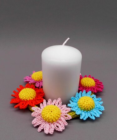 Small flower wreath decoration - easy from scraps of yarn - Crochet