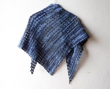 Crochet triangle shawl pattern "Blue Moon"
