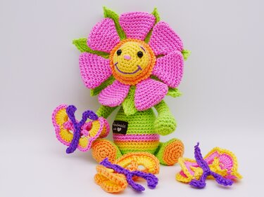 Häkelanleitung Blütenkind mit Schmetterlingen