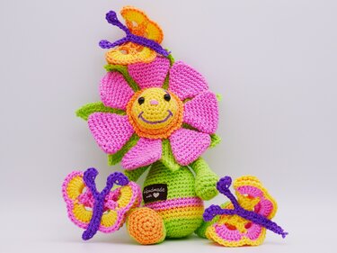 Häkelanleitung Blütenkind mit Schmetterlingen