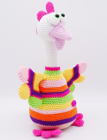 Bunt gestreifter, gehäkelter Amigurumi-Vogel mit langem Hals und runden Augen