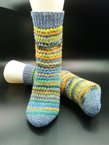 Paar gestrickter, mehrfarbiger Socken mit Rippenbund, gestreiftem Schaft und blauer Ferse und Spitze