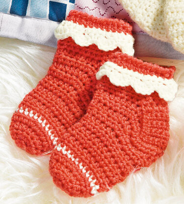 Paar gehäkelter Babysocken in Korallenrot mit weißer Zackenborte