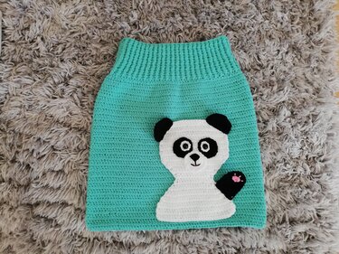 Türkisfarbener gehäkelter Baby-Schlafsack mit aufgenähter Panda-Figur