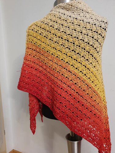 Gehäkeltes Dreieckstuch in Creme, Gelb und Rot mit Lochmuster auf Schneiderpuppe