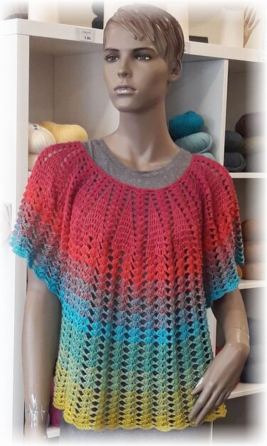 Gehäkeltes Damen‑Shirt in Farbverlauf auf Schaufensterpuppe