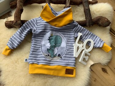Grau-weiß gestreifter Baby-Pullover mit grünem Dinosaurier-Motiv, senfgelbem Kragen und Bündchen