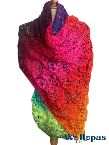 Gestrickter Schal mit Farbverlauf von Violett über Pink und Rot bis Grün, mit Wellenmuster auf einer Schaufensterpuppe
