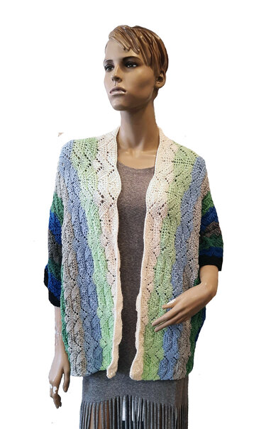 Mannequin trägt gestrickten Seelenwärmer mit pastellfarbenen und blauen Streifen