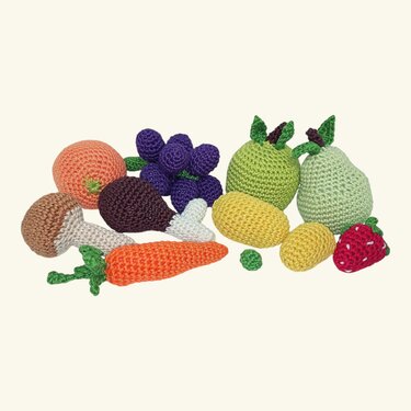 Handgehäkeltes Spielset mit Obst und Gemüse (Birne, Trauben, Karotte, Erdbeere, Pilz, Mais und Hähnchenbein).