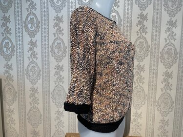 Gestrickter Damenpullover in Schwarz-Braun-Beige-Melange mit 3/4-Ärmeln auf Schaufensterpuppe