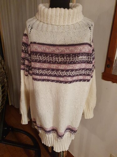 Cremefarbener, langer Rollkragenpullover mit lila und rosé Streifen
