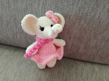 Weißer gehäkelter Amigurumi-Elefant mit rosa Kleid und Schleife