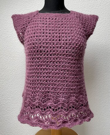 Rosa-mauve gehäkeltes Top mit Ajourkante am Saum auf Puppe