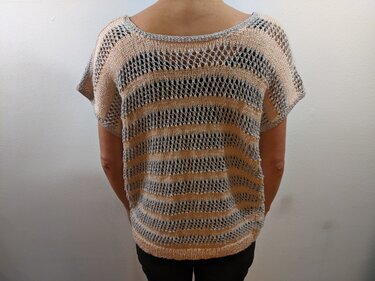 Rückenansicht gestreiftes Strickshirt mit offenem Lochmuster in Beige und Grau