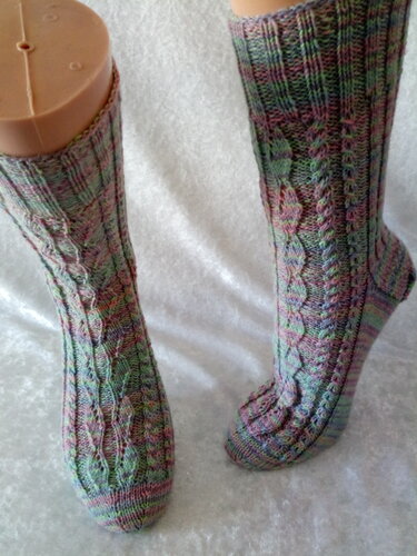 Pastellfarbene Socken mit Zopf- und Blattmuster