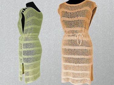Zwei offen gestrickte ärmellose Tuniken auf Schneiderpuppen: links hellgrün mit seitlichem Schlitz, rechts pfirsichfarben mit Bindegürtel