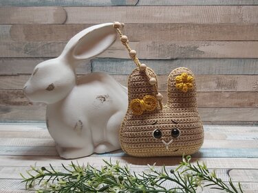 Gehäkelter Osterhase in Braun mit gelben Blumen und Holzperlenkette