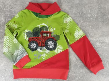 Grün-roter Kinder-Kapuzenpullover mit großer roter Traktor-Applikation und gemusterten Ärmeln