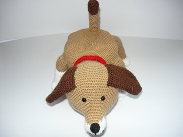 Detailaufnahme gehäkelter Amigurumi-Hund mit sichtbaren Maschen und Ohren