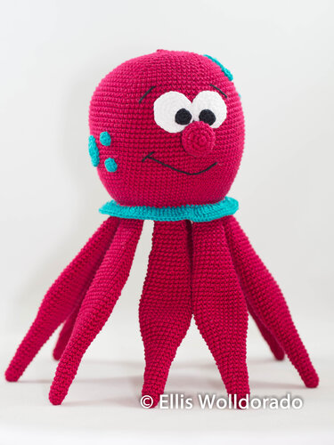 Handgehäkelter pinker Oktopus-Amigurumi mit türkisfarbenem Kragen, Punkten, großen Augen und lächelndem Gesicht