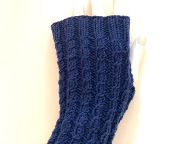 Dunkelblaue gestrickte Armstulpe mit Zopfmuster auf weißer Handform